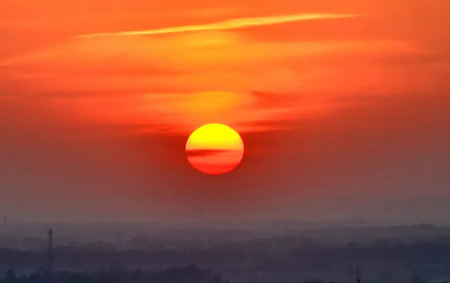 Rzadki!!! Jaka jest przyczyna anomalii czerwonego nieba w Zhoushan?