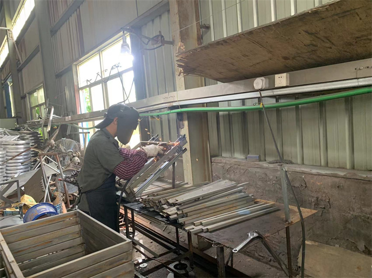 Dojrzały proces produkcji zestawów meblowych