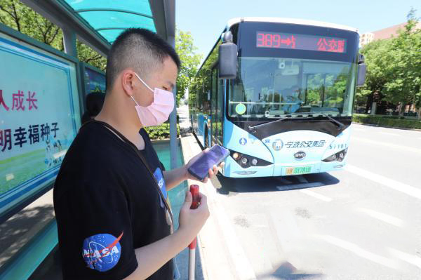Pierwszy autobus przewodnika w Ningbo jest dostępny dla osób niedowidzących