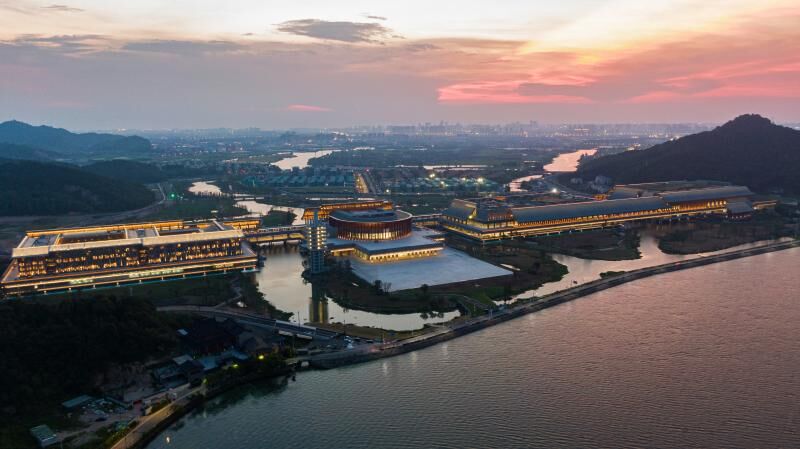 Rozświetla się Międzynarodowe Centrum Kongresowe Ningbo