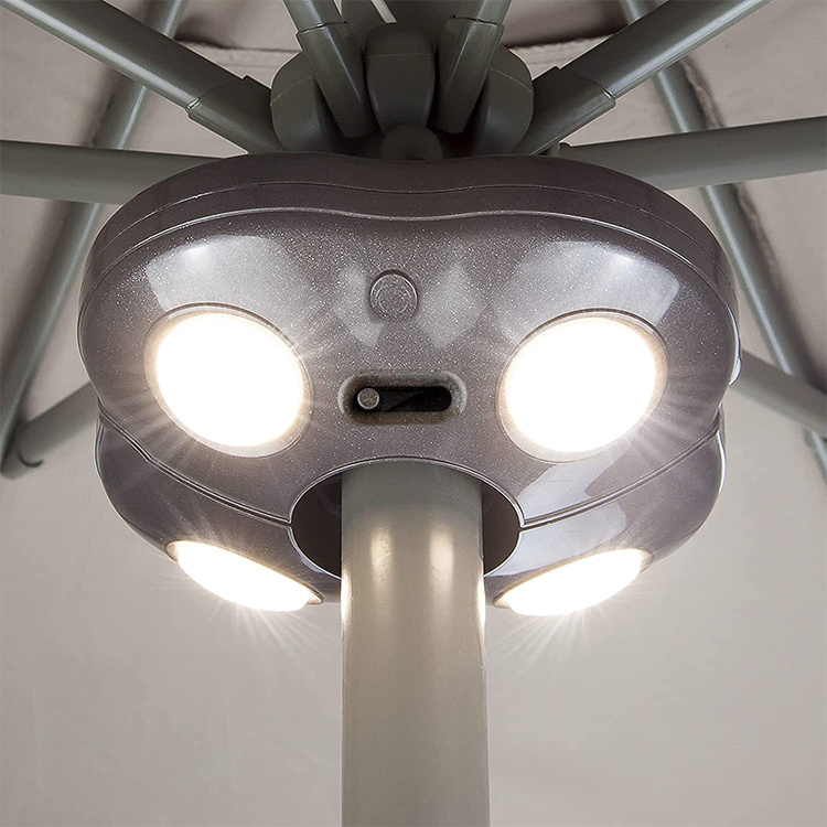 Parasolowa lampa LED na patio