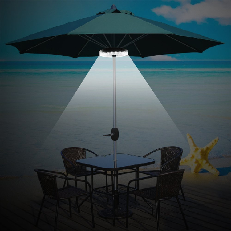 Lampa parasolowa na patio